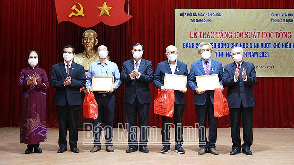 Đồng chí Lê Quốc Chỉnh trao tặng Kỷ niệm chương “Vì sự nghiệp khuyến học” cho Hiệp hội doanh nghiệp may Hàn Quốc tại Nam Định.