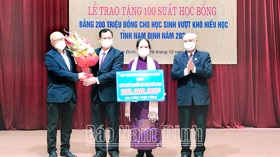 Đồng chí Lê Quốc Chỉnh, Phó Bí thư Thường trực Tỉnh ủy, Chủ tịch HĐND tỉnh, Trưởng đoàn Đoàn đại biểu Quốc hội tỉnh tặng hoa cho đại điện Hiệp hội doanh nghiệp may Hàn Quốc tại Nam Định.