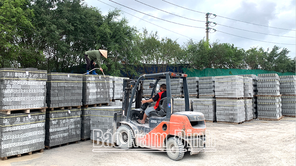 Sản xuất gạch không nung tại Công ty TNHH Hòa Phát, Cụm công nghiệp An Xá (thành phố Nam Định).  Bài và ảnh: Thanh Thúy