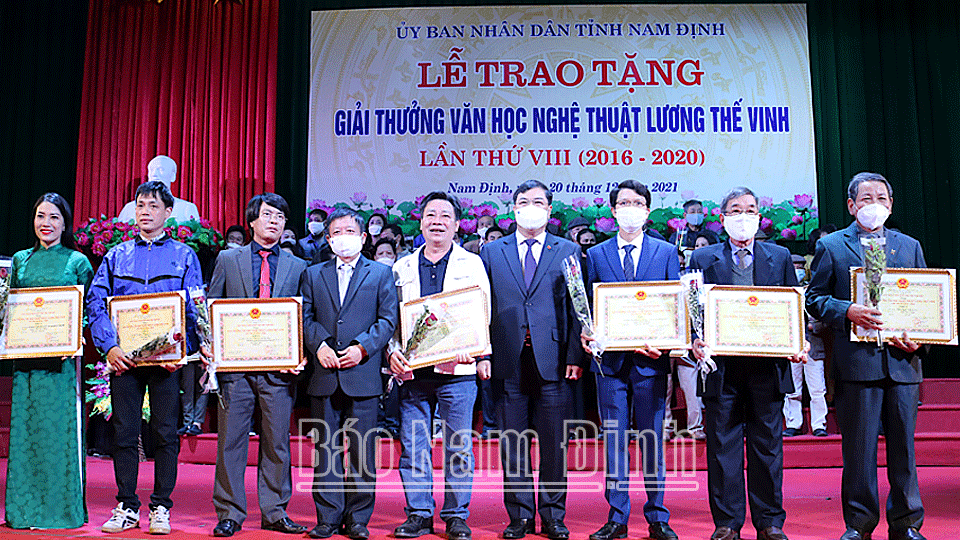 Đồng chí Phạm Gia Túc, Ủy viên BCH Trung ương Đảng, Bí thư Tỉnh ủy tặng hoa chúc mừng các tác giả đạt giải A.