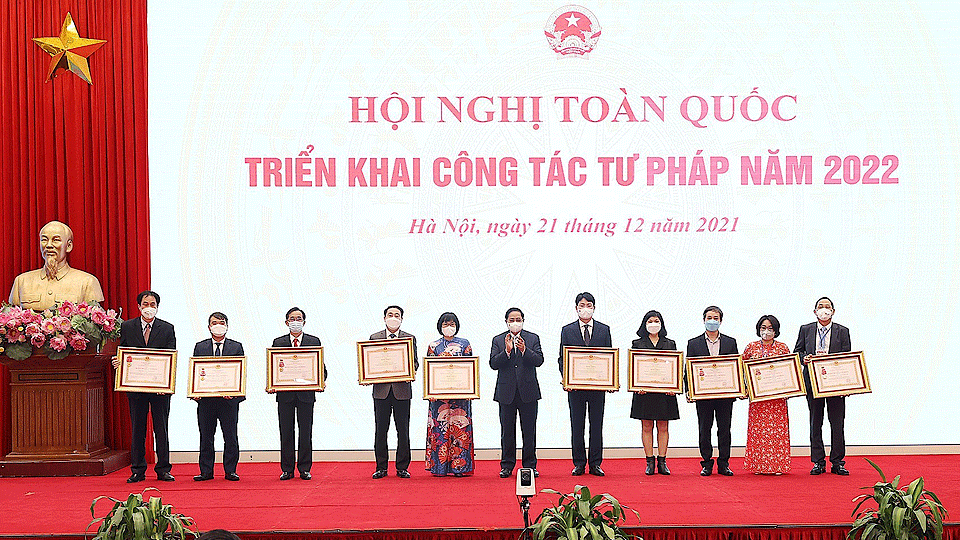 Thủ tướng Chính phủ Phạm Minh Chính trao Huân chương, Bằng khen cho các tập thể, cá nhân có thành tích xuất sắc.  Ảnh: Dương Giang/TTXVN