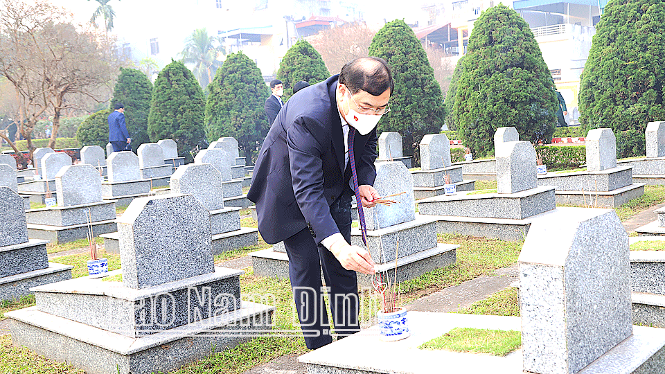 Đồng chí Phạm Gia Túc, Ủy viên BCH Trung ương Đảng, Bí thư Tỉnh ủy thắp hương các phần mộ liệt sĩ tại Nghĩa trang liệt sĩ thành phố Nam Định.