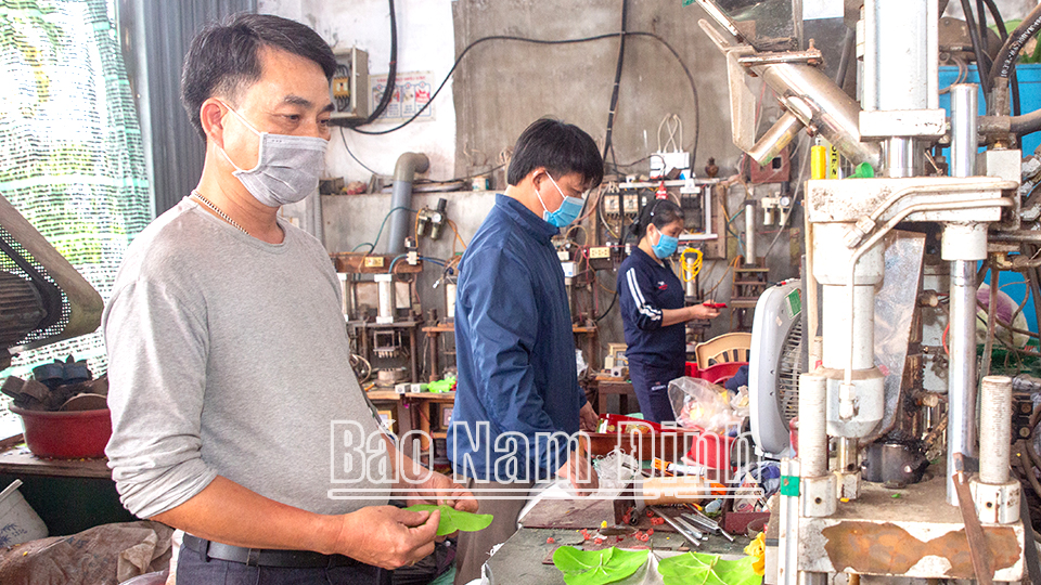 Nghề làm hoa nhựa làng Báo Đáp, xã Hồng Quang (Nam Trực) tạo việc làm cho nhiều lao động.