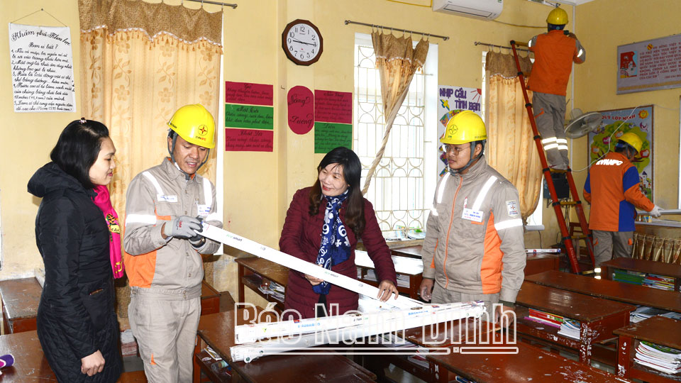 Điện lực thành phố Nam Định sửa chữa, thay thế hệ thống điện tại Trường Tiểu học Nguyễn Trãi nhân dịp tri ân khách hàng.