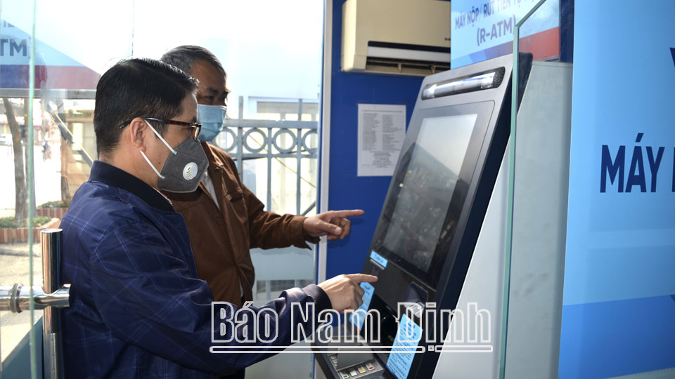 Hướng dẫn người dân sử dụng máy gửi - rút tiền tự động (R-ATM) tại trụ sở giao dịch Ngân hàng TMCP Công thương Việt Nam Chi nhánh Bắc Nam Định.