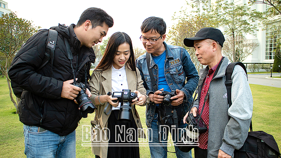Các thành viên trong Ban quản trị Fanpage “Nhiếp ảnh Nam Định” trao đổi kinh nghiệm chụp ảnh.