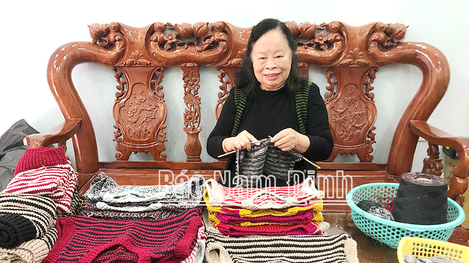 Bà Nguyễn Thị Nhật, Chi hội trưởng CTĐ Tổ dân phố số 3, phường Trần Tế Xương, thành phố Nam Định đan áo len tặng học sinh nghèo.