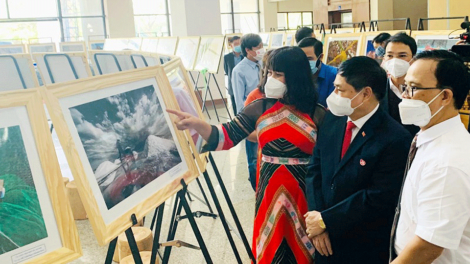 Các đại biểu tham quan triển lãm ảnh.