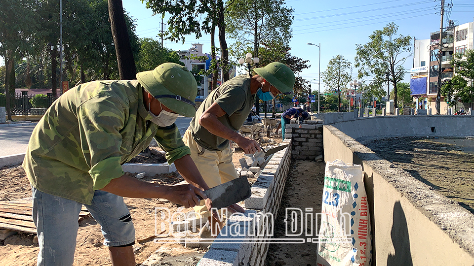 Thi công cải tạo tường bao hồ Vỵ Hoàng, thành phố Nam Định.  Bài và ảnh: Thanh Thúy