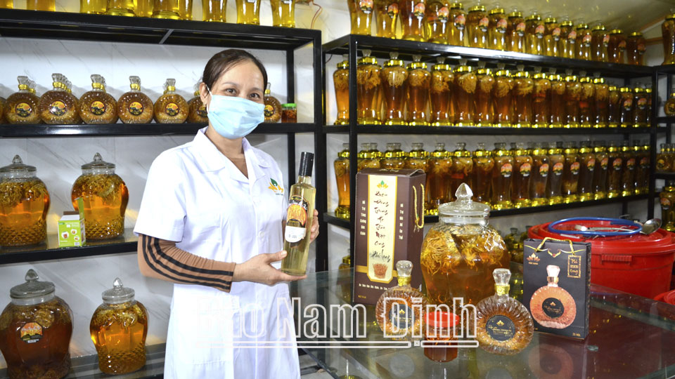 Sản phẩm rượu đông trùng hạ thảo đạt tiêu chuẩn OCOP 3 sao của doanh nghiệp tư nhân Phú Long, thị trấn Thịnh Long (Hải Hậu).