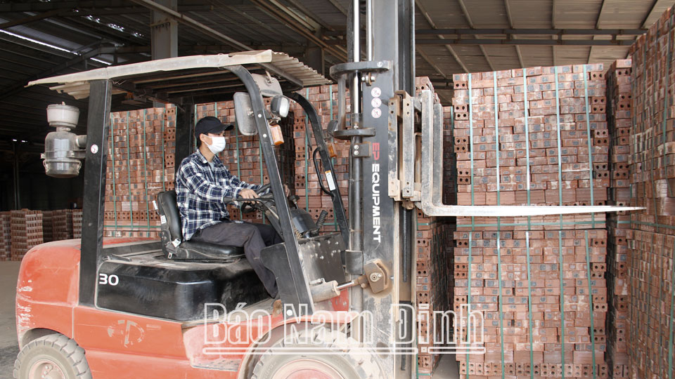 Sản xuất gạch tuynel tại Công ty Cổ phần Xây dựng Minh Tiến, xã Trực Thanh.