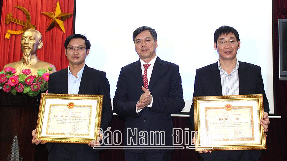 Đồng chí Trần Lê Đoàn, TUV, Phó Chủ tịch UBND tỉnh tặng bằng khen tập thể lao động xuất sắc năm 2021