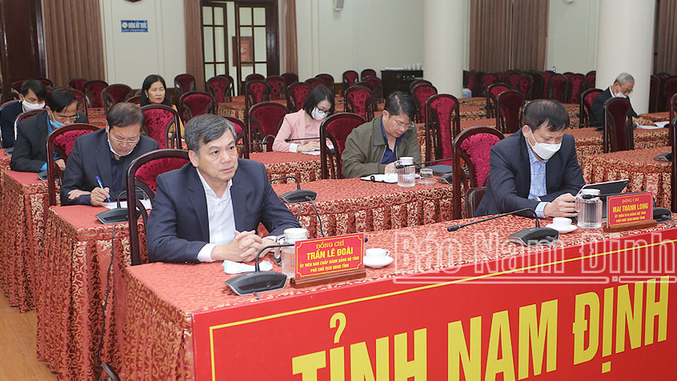 Các đồng chí TUV: Mai Thanh Long, Phó Chủ tịch HĐND tỉnh; Trần Lê Đoài, Phó Chủ tịch UBND tỉnh dự hội nghị tại điểm cầu tỉnh ta.
