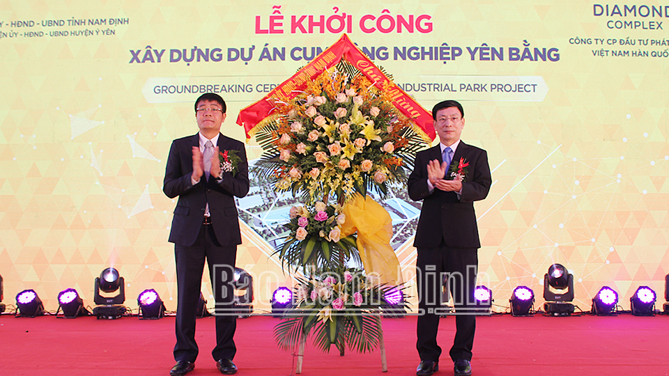 Đồng chí Phạm Đình Nghị, Phó Bí thư Tỉnh ủy, Chủ tịch UBND tỉnh tặng hoa chúc mừng đại diện chủ đầu tư .