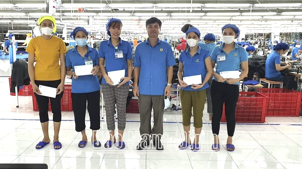 Lãnh đạo Liên đoàn Lao động huyện Ý Yên tặng quà cho công nhân có hoàn cảnh khó khăn tại Công ty Cổ phần May Bảo Linh.  Ảnh: Do cơ sở cung cấp