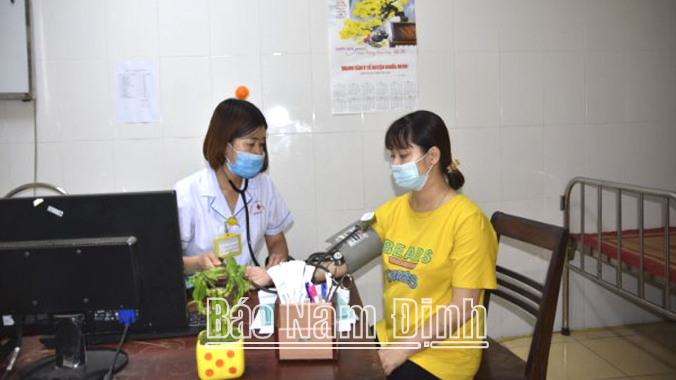 Kiểm tra sức khỏe định kỳ cho phụ nữ có thai tại Trung tâm Y tế huyện Nghĩa Hưng.
