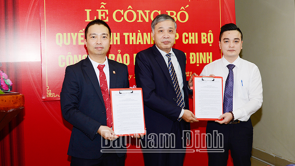 Lãnh đạo Đảng ủy Khối các Cơ quan và Doanh nghiệp tỉnh trao Quyết định chỉ định Bí thư, Phó Bí thư Chi bộ Công ty Bảo Minh Nam Định.