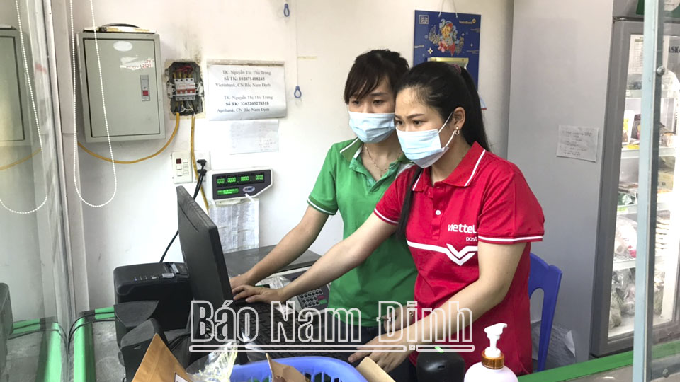 Nhân viên sàn giao dịch thương mại điện tử Voso hướng dẫn thành viên Hiệp hội nông sản sạch Nam Định bán hàng trực tuyến.