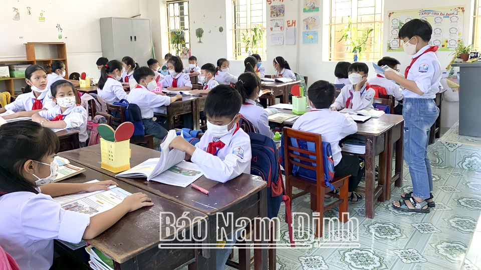 Học sinh Trường Tiểu học Xuân Hòa trong một giờ học.  Bài và ảnh: Minh Thuận