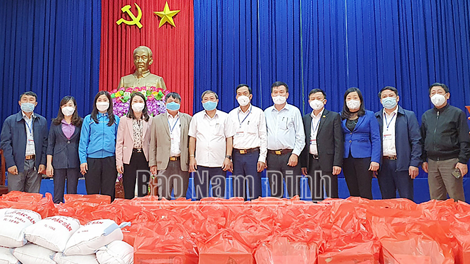 Hội Cựu chiến binh huyện Giao Thủy phối hợp với các ban, ngành, đoàn thể trong huyện tặng quà nhân dân khu cách ly xã Giao Thanh.