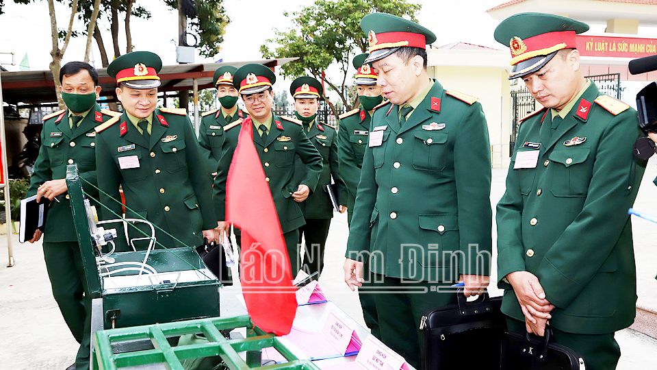 Các mô hình, học cụ phục vụ công tác huấn luyện dân quân tự vệ huyện Mỹ Lộc được Hội đồng sáng kiến, cải tiến kỹ thuật (Bộ CHQS tỉnh) đánh giá cao.