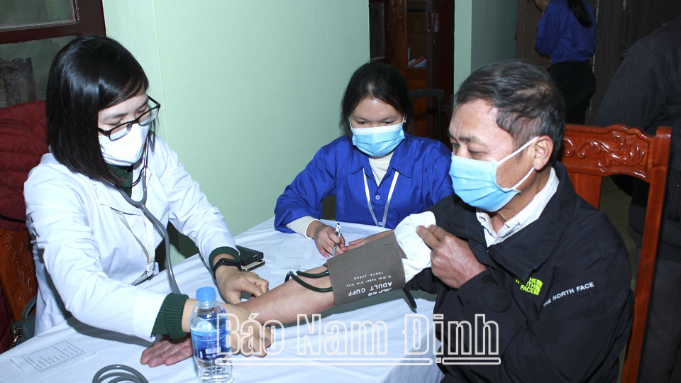 Đoàn viên, thanh niên Đoàn Trường Đại học Điều dưỡng Nam Định tích cực tham gia các hoạt động vì sức khỏe cộng đồng, giúp đỡ các hộ gia đình có hoàn cảnh khó khăn tại xã Bạch Long (Giao Thủy).