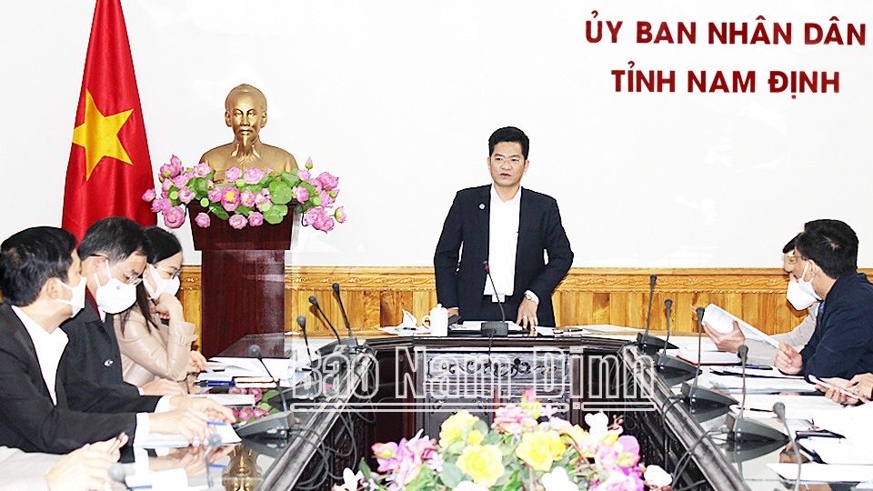 Đồng chí Trần Anh Dũng, Ủy viên Ban TVTU, Phó Chủ tịch Thường trực UBND tỉnh phát biểu tại cuộc họp