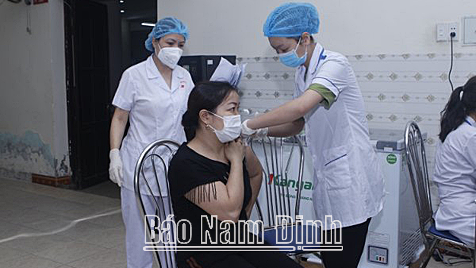 Thành phố Nam Định nỗ lực hoàn thành tiêm vắc-xin phòng COVID-19 cho người dân đúng thời hạn.  Bài và ảnh: Việt Thắng