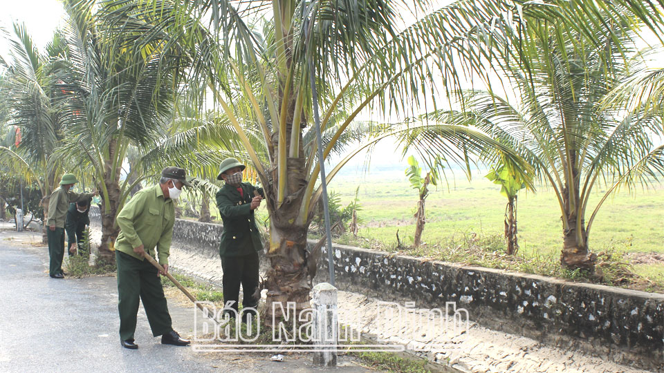 Chi Hội Cựu chiến binh thôn Bồng Quỹ, xã Yên Phong chăm sóc hàng cây cựu chiến binh.