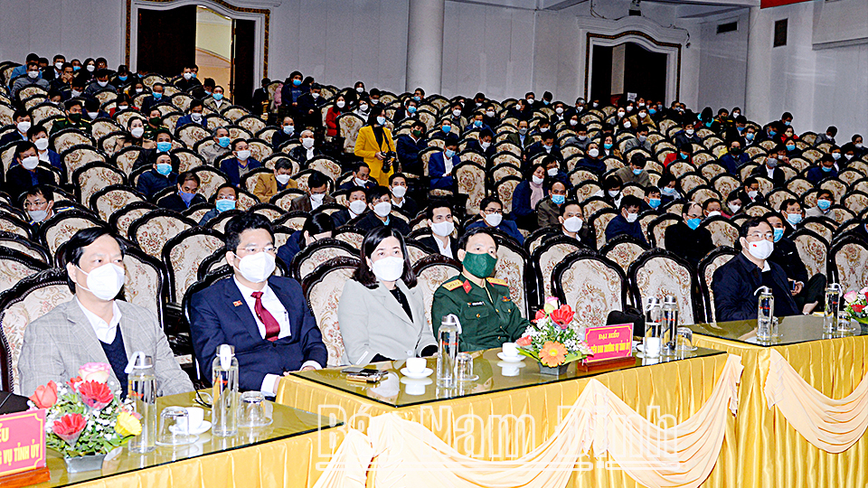 Các đồng chí lãnh đạo tỉnh tham dự hội nghị.