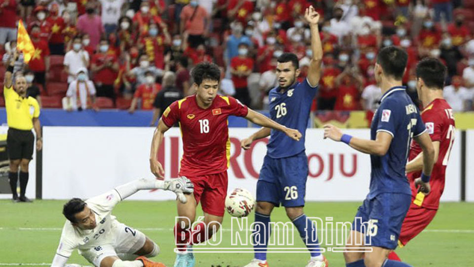 Cầu thủ Hà Đức Chinh (18) góp phần tạo áp lực lên đội tuyển Thái Lan ở hiệp một trận bán kết lượt về AFF Suzuki Cup 2020.  Ảnh: VFF