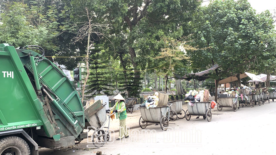 Công ty Cổ phần Môi trường Nam Định thu gom rác tại điểm trung chuyển trên đường Phạm Hồng Thái (thành phố Nam Định).