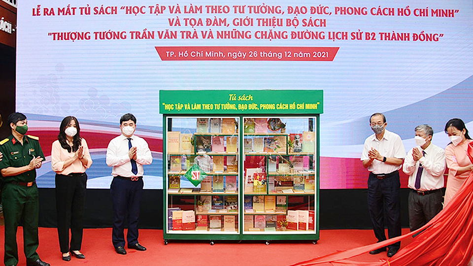 Các đại biểu thực hiện nghi thức ra mắt Tủ sách “Học tập và làm theo tư tưởng, đạo đức, phong cách Hồ Chí Minh”.