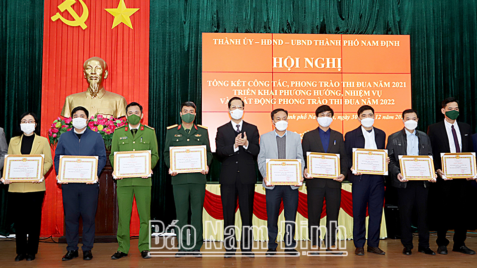 Đồng chí Nguyễn Anh Tuấn, Ủy viên Ban TVTU, Bí thư Thành ủy, Chủ tịch HĐND thành phố trao Giấy khen cho các tập thể, cá nhân đạt thành tích xuất sắc trong năm 2021.