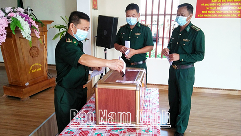 Cán bộ, chiến sĩ BĐBP tỉnh Nam Định tham gia bầu cử đại biểu Quốc hội khóa XV và đại biểu HĐND các cấp nhiệm kỳ 2021-2026 tại khu vực đóng quân.