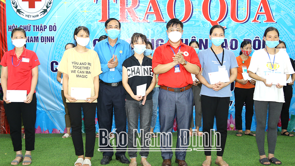 Liên đoàn Lao động tỉnh phối hợp với Hội Chữ thập đỏ tỉnh trao quà cho công nhân lao động bị ảnh hưởng bởi dịch COVID-19 tại Công ty TNHH Việt Pan-Pacific Nam Định (Nam Trực).