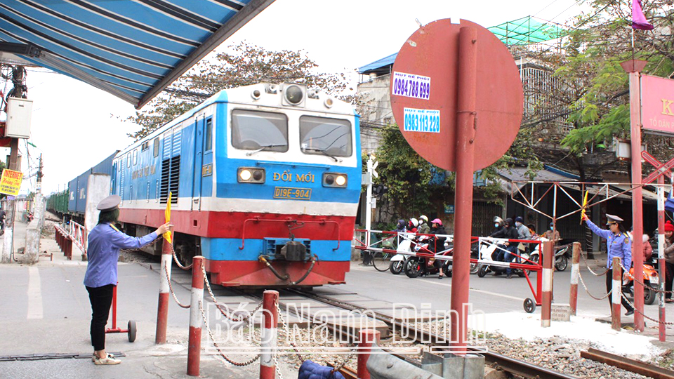 Nhân viên gác chắn đường tàu tại trạm gác trên đường Trần Huy Liệu (thành phố Nam Định) làm nhiệm vụ.  Bài và ảnh: Thanh Hoa