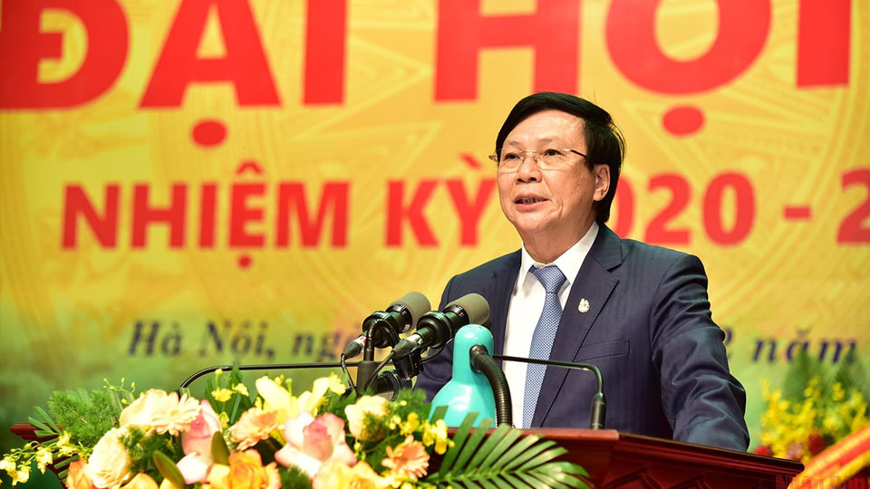 Đồng chí Hồ Quang Lợi, Phó Chủ tịch Thường trực Hội Nhà báo Việt Nam, trình bày Báo cáo Chính trị của Ban Chấp hành khoá X trình Đại hội XI.  (Ảnh: THÀNH ĐẠT)