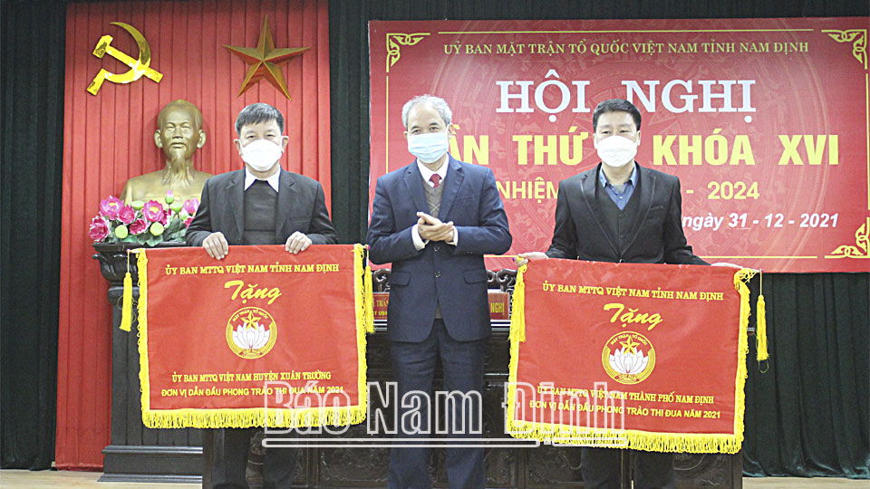 Đồng chí Đoàn Văn Hùng, Ủy viên Ban TVTU, Chủ tịch Ủy ban MTTQ tỉnh tặng cờ thi đua xuất sắc của Ủy ban MTTQ tỉnh cho MTTQ thành phố Nam Định và huyện Nam Trực.