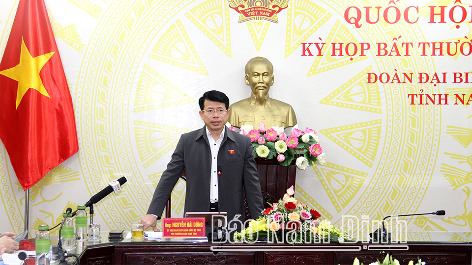 Đồng chí Nguyễn Hải Dũng, TUV, Phó trưởng đoàn Chuyên trách Đoàn ĐBQH tỉnh phát biểu tại phiên thảo luận tổ.