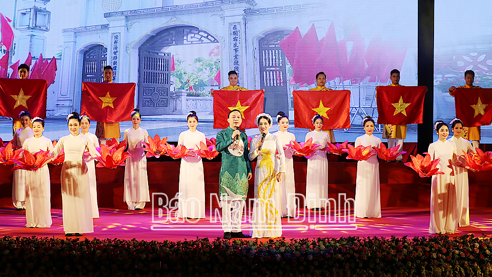 Tiết mục biểu diễn nghệ thuật của Nhà hát Nghệ thuật truyền thống tỉnh tại Lễ kỷ niệm 110 năm ngày sinh đồng chí Lê Đức Thọ. 
