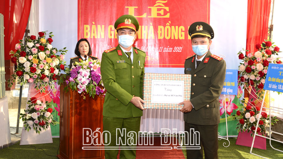 Công an huyện Giao Thủy hỗ trợ kinh phí xây dựng nhà đồng đội cho Thiếu tá Đỗ Văn Phú, cán bộ Đội An ninh nhân dân.