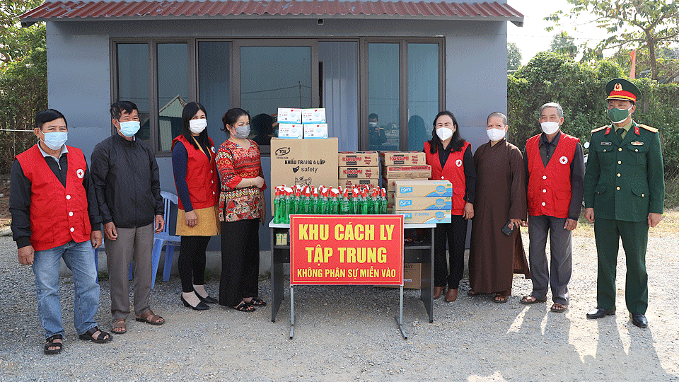 Tăng, ni Chùa Ngọc Tiên, xã Xuân Hồng (Xuân Trường) tặng quà cho người dân đang thực hiện cách ly y tế tại xã Xuân Ninh.