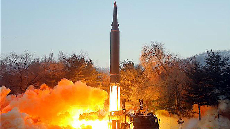 Tên lửa siêu thanh kiểu mới của Triều Tiên được phóng từ tỉnh miền bắc Jagang. (Ảnh do Hãng thông tấn Trung ương Triều Tiên (KCNA) phát ngày 6/1/2022)