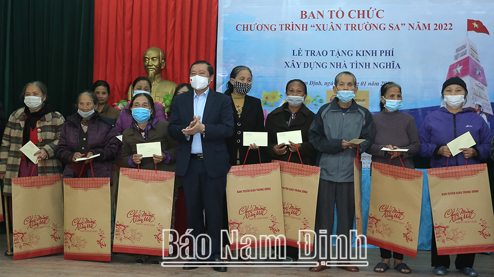 Đồng chí Lại Xuân Môn, Ủy viên BCH Trung ương Đảng, Phó Trưởng Ban  Thường trực Ban Tuyên giáo Trung ương trao quà cho các gia đình chính sách, có  hoàn cảnh khó khăn tại xã Nam Vân (Thành phố Nam Định).