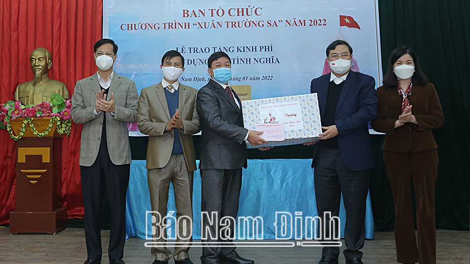 Đồng chí Phạm Gia Túc, Ủy viên BCH Trung ương Đảng, Bí thư Tỉnh ủy trao quà của Tỉnh ủy, HĐND, UBND tỉnh cho xã Nam Vân.