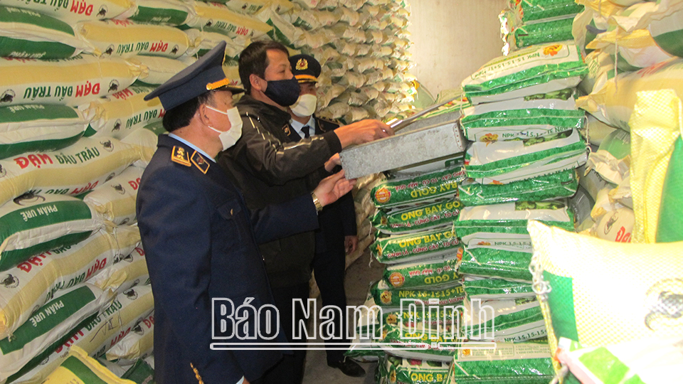 Lực lượng Quản lý thị trường kiểm tra phân bón trên địa bàn huyện Ý Yên (ảnh 1); Lực lượng Quản lý thị trường thu giữ bánh kẹo nhập lậu trên địa bàn thành phố Nam Định (ảnh 2).