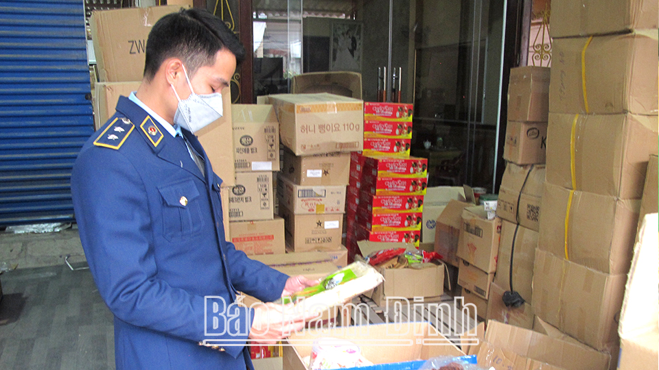 Lực lượng Quản lý thị trường kiểm tra phân bón trên địa bàn huyện Ý Yên (ảnh 1); Lực lượng Quản lý thị trường thu giữ bánh kẹo nhập lậu trên địa bàn thành phố Nam Định (ảnh 2).