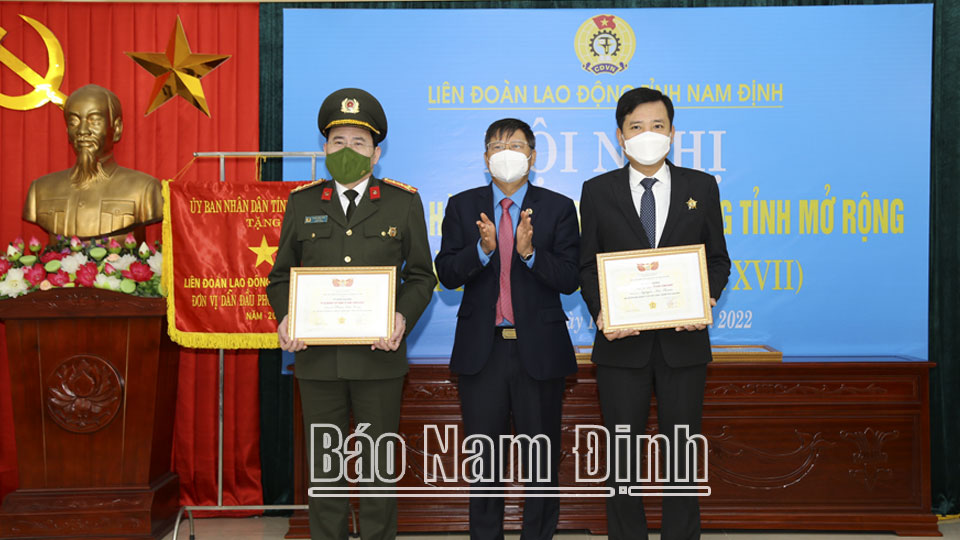 Đồng chí Phan Văn Anh, Phó Chủ tịch Tổng LĐLĐ Việt Nam trao tặng Kỷ niệm chương vì sự nghiệp Công đoàn cho 2 cá nhân.