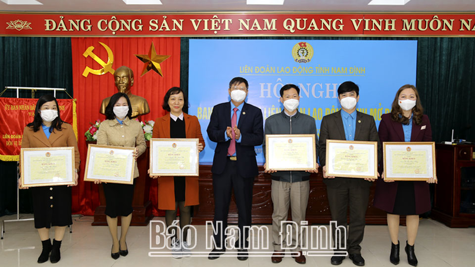 Đồng chí Phan Văn Anh, Phó Chủ tịch Tổng LĐLĐ Việt Nam trao tặng Bằng khen của LĐLĐ Việt Nam cho 1 tập thể và 5 cá nhân. 